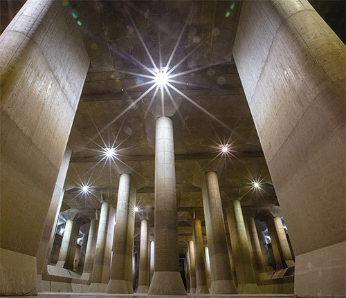 「首都圈外圍排水系統」的「調壓水槽」內部建有巨大的支柱直通天棚。每根支柱重達500噸，整座水槽共有59根這樣的支柱巍然聳立，看上去就像是一座地下宮殿。（Chris McGrath / Getty Images）