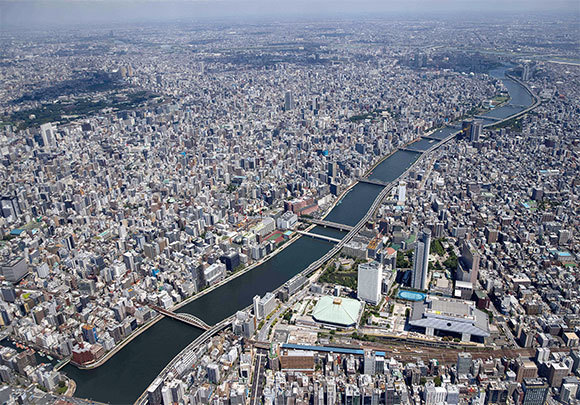 東京坐落於平原上，有5個湍急的河系經過，還有數十條單支河流一到雨季就會暴漲，一旦河流決堤，就會造成重大洪災。（Behrouz Mehri/AFP）