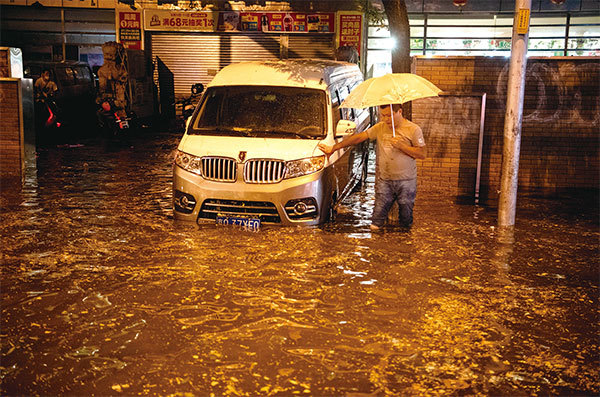 和東京相比，北京的地理環境好很多，但仍然抵禦不了一次特大暴雨。圖為2020年8月9日，北京突然下雨，一名男子看著被洪水淹沒的街道。（Noel Celis/AFP）