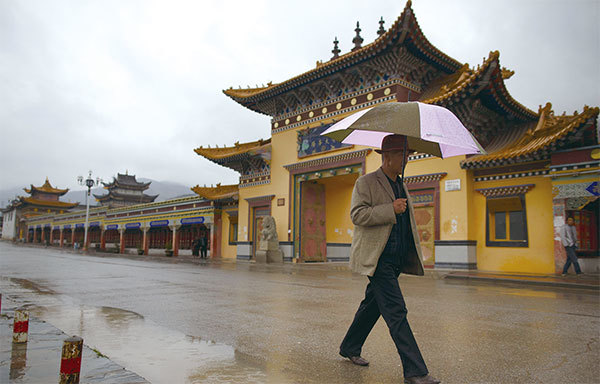 青海、甘肅中西部年降水量增加速率為5.4毫米/10年。圖為在2013年5月雨中的青海省銅仁市龍武寺。（Ed Jones/AFP）