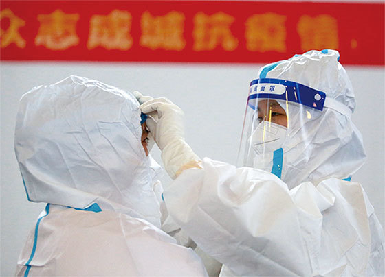 2021年8月13日，江蘇省揚州市一中共病毒測試站醫護人員。（STR / AFP）