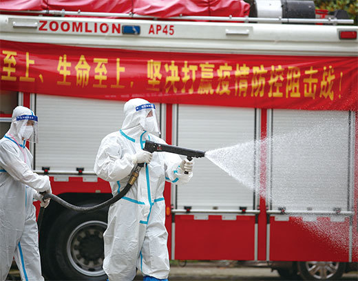 江蘇的疫情早已突破了南京地域。圖為2021年8月11日，揚州一個居民區進行消毒。（STR / AFP）