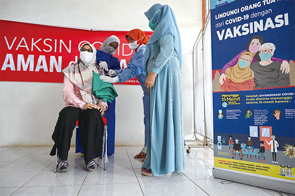 2021年8月13日，印度尼西亞給接種了科興疫苗的醫護人員注射美國捐贈的莫德納加強劑。（Chaideer Mahyuddin / AFP）