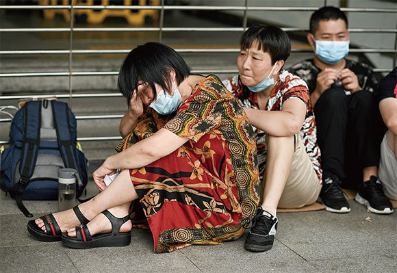 恒大集團倒閉、清算的聲音綿綿不絕，9月16日，受到牽連的婦女在深圳恒大總部大樓門口哭泣。（Noel Celis / AFP）