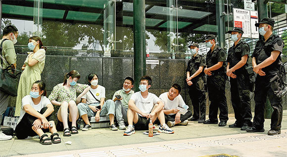 北京如果不接手恒大，任其自生自滅，恒大的危機可能是中共跨不過去的坎。圖為9月15日，受害的投資者聚集在深圳的恒大總部大樓。（Noel Celis / AFP）