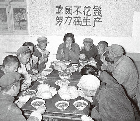 50年代末毛曾到徐水視察，說糧食「多得」吃不完，毛在徐水告訴人民公社社員一天吃五頓。但1954年出生於徐水的孫大午最早的記憶是飢餓。圖為60年代人民公社大食堂。（公有領域）