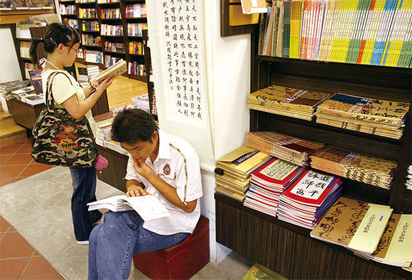 上海8月出臺規範教材的新規定後，已經很難買到英語輔助教材，上海新華書店和上海書城的英語教材都突然消失了。圖為上海的一家書店。（Mark Ralston/AFP）