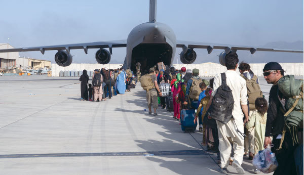 塔利班快速接管阿富汗首都喀布爾，恐慌的喀布爾民眾湧到機場急於逃離塔利班的統治，美軍從喀布爾緊急撤離阿富汗難民。（Donald R. Allen / US Air Force / AFP）