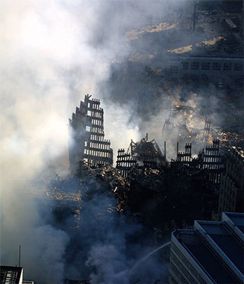 2001年「911」事件後，塔利班不顧聯合國的決議，以伊斯蘭教法為由，對恐怖分子和恐怖組織提供庇護和協助。圖為被摧毀的世界貿易中心2001年9月15日依然煙霧迷漫。（Keith Meyers / Pool / AFP）