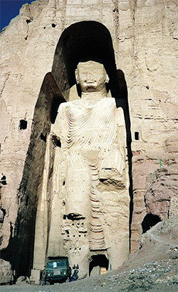 巴米揚大佛是曾經坐落在阿富汗巴米揚谷內山崖上的兩尊立佛像，建於西元六世紀，是希臘式佛教藝術的經典作品。這兩尊佛像在2001年3月12日被塔利班炸毀。（Jean Claude-Chapon / AFP）