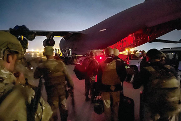 2021年8月30日，美國第82空降師的傘兵在阿富汗的哈米德卡爾扎伊國際機場準備登上美國空軍的C-17撤離。（Alexander Burnett / US Army / AFP）