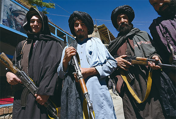 時評指，輸出恐怖主義並箝制美國對中共施壓，是中共支持塔利班奪權的原因之一。（Wakil Kohsar / AFP）