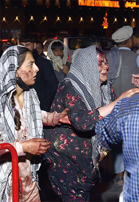 2021年8月26日，由美軍控制的喀布爾機場外相繼發生兩起自殺性爆炸襲擊，造成了慘重傷亡，100多人死亡，其中包括至少13名美軍和90名阿富汗人。（Wakil Kohsar / AFP）