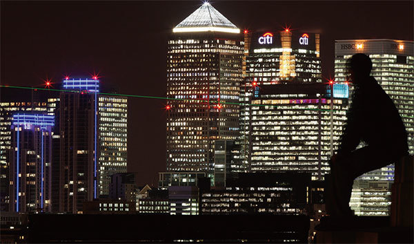 金絲雀碼頭矗立著數幢幾十層的高樓，從樓頂上的HSBC、Barclays、Citibank等廣告牌可以看出，這是近20年內新建的，也稱為「新金融城」。（Oli Scarff/Getty Images）