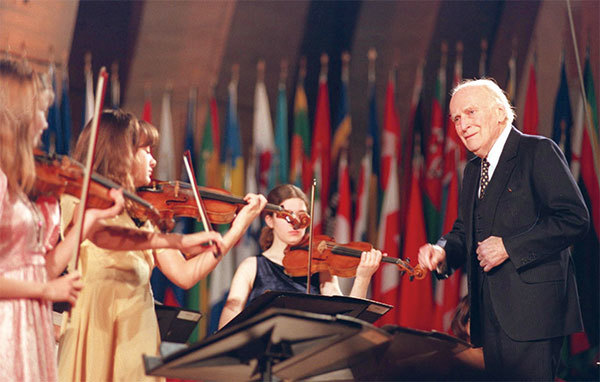 童童3歲時媽媽開始教她鋼琴，後也學小提琴，10歲時考上號稱「音樂天才培養搖籃」的耶胡迪-梅紐因音樂學校。圖為世界著名指揮家耶胡迪．梅紐因正在指揮他的音樂學院的一群年輕演奏家。（Michel Lipghitz∕AFP ）