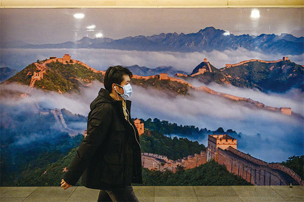 自從中共建政之後，在看得見和看不見的長城圍牆中，古國人民一批接一批被殺戮。圖為2020年2月14日北京地鐵站的長城照片。（Kevin Frayer/Getty Images）