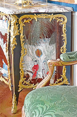 盧浮宮藝術部一房間陳展著路易十五（1715至1774年）在位期間一個中國風的木櫃。（Jean-Pierre Dalbéra／維基百科）