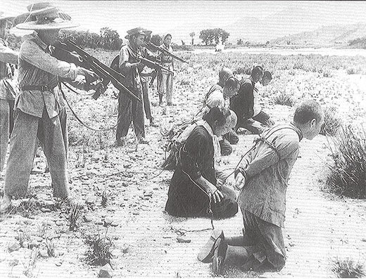1953年，新疆阜康，中共軍管人員槍殺「地主」和「反革命分子」。（公有領域）