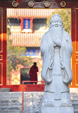 孔子所講的仁愛，是克己復禮、是己所不欲而勿施於人。圖為北京孔廟裡的孔子雕像。（Frederic J. Brown/AFP）