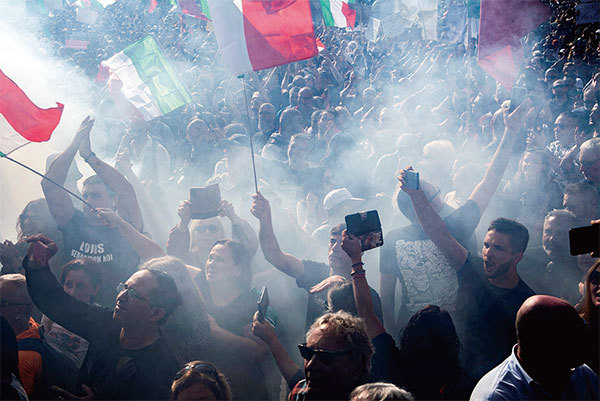 疫情期間，多國曾出現民眾反對政府防疫限制措施的抗議活動。圖為2021年10月9日，意大利羅馬市中心，上萬人示威抗議意大利政府推出的強制性COVID-19健康通行證。（Tiziana Fabi/AFP）