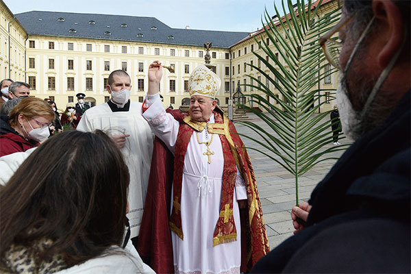 捷克天主教領袖著名紅衣主教杜卡（舉手者）於2021年2月初，在布拉格聖維特主教堂的一次布道活動上說，新冠病毒是「中國的生化武器」。（Michal Cizek/AFP）