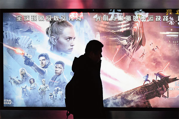 中共用中國廣大的市場誘惑好萊塢，使其自我設限。圖為2019年，一名男子走過北京最新星球大戰電影《天行者的崛起》的海報。（Greg Baker / AFP）