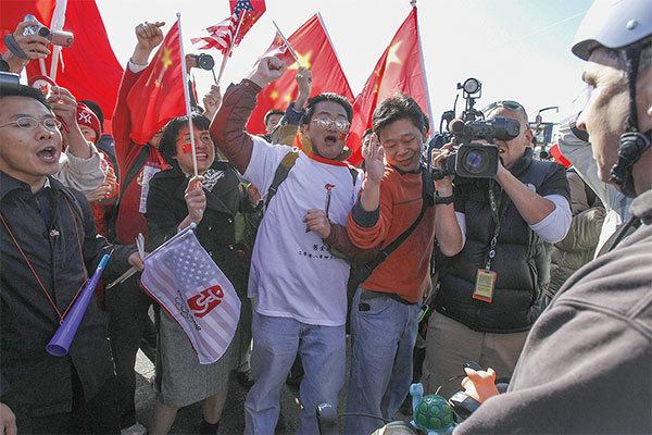 海外的中文學校以及華人社團，多數已被中共收買。圖為2008年4月9日，奧運火炬抵達美國舊金山，中共駐加州領事館調集6000至8000名留學生，試圖壓住當地抗議中共人士的聲浪。（Robyn Beck/AFP）