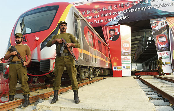 巴基斯坦的第一條地鐵線路「橙線」（Orange Line）是中共對巴基斯坦投資計畫的首批項目之一。北京原本企圖將其塑造成「一帶一路」的樣板工程，但巴國為此債臺高築。（Arif Ali/AFP）
