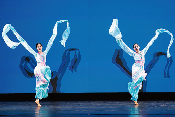 2021年9月5日，第九屆新唐人「全世界中國古典舞大賽」決賽，青年女子組參賽選手黃于亭（左）和饒德如（右）表演舞蹈《鏡花水月》。（戴兵／大紀元）