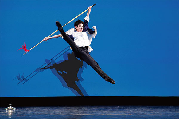 2021年9月5日，第九屆新唐人電視臺「全世界中國古典舞大賽」決賽，青年男子組洪紹豪表演舞蹈《投筆從戎》。（戴兵／大紀元）