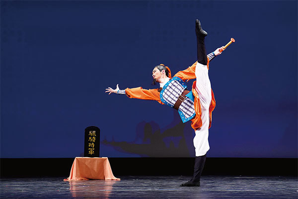 青年男子組參賽選手黃瑞輪表演舞蹈《忠魂壯志》。（戴兵／大紀元）