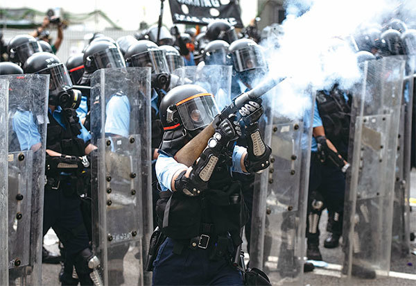 孫力軍被正式逮捕，香港政界、警界中的一些人難免會感到不安。圖為2019年6月12日香港警民間爆發數次衝突，警方一度對民眾開槍，多人受傷送醫。（Philip Fong/AFP）