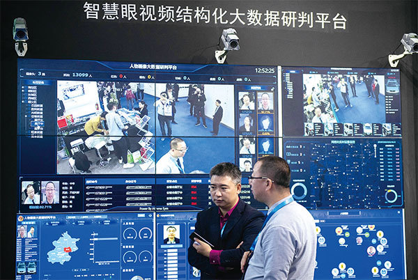 中共可以強迫中國的公司為其收集數據，用以訓練AI模型。圖為2018年10月24日，在北京舉行的國際社會公共安全博覽會上的AI攝像頭拍攝參觀者。（Nicolas Asfouri / AFP）