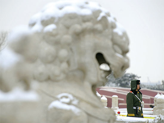 共產主義從誕生起就宣布要消滅民族、國家以及人類的既有社會制度和傳統文化。圖為北京天安門城門前一名中共武警。（Liu Jin / AFP）