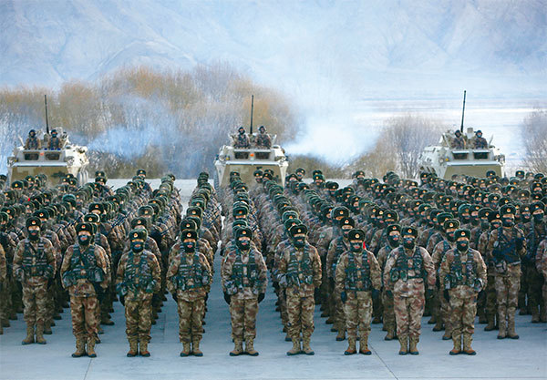 CSET的報告顯示，中共軍方已運用AI科技進行入侵臺灣的兵棋推演。圖為2021年1月4日，中共軍隊進行軍事訓練。（STR / AFP）