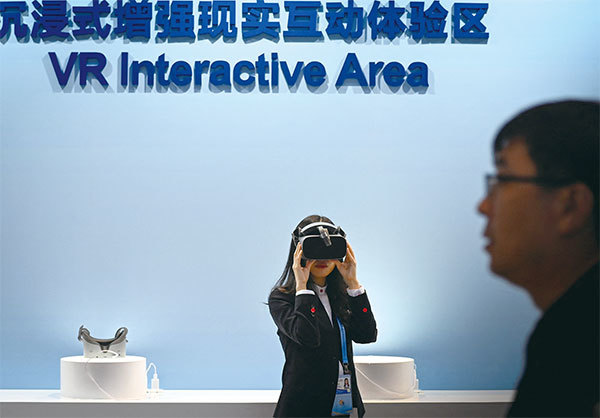中共大力發展人工智慧AI、5G網路及虛擬眼鏡頭盔等感知設備，又「鼓勵開發沉浸式娛樂體驗產品」，中國或將推出元宇宙。圖為2019年4月25日北京「一帶一路」論壇會場的沉浸式虛擬實境體驗。（Wang Zhao / AFP）