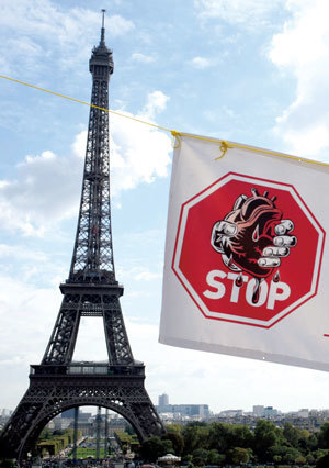 2013年10月6日巴黎埃菲爾鐵塔前，法輪功學員呼籲制止中共活摘法輪功學員器官。（Kenzo Tribouillard / AFP）