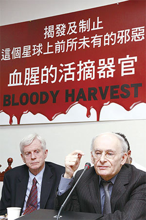 大衛．喬高（左）與大衛．麥塔斯（右）2011年6月28日在臺北立法院舉行《血腥的活摘器官》中文版新書發表會。（林伯東／大紀元）