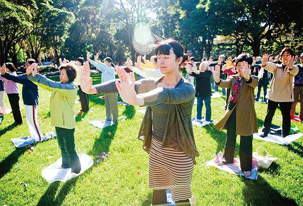 法輪功，又稱為法輪大法，是一種以「真善忍」為指導修心，配合功法煉習的佛家修煉大法。圖為2012年4月25日，悉尼法輪功學員在公園集會、煉功。（瑞內／大紀元）