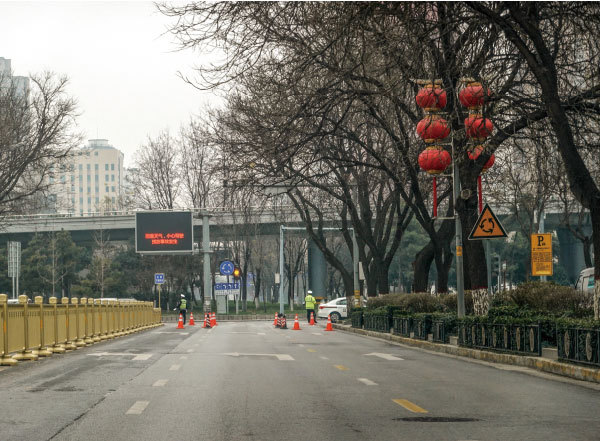 為了北京冬奧會的召開，2021年12月23日西安突然宣布封城，街道空蕩蕩。（STR / AFP）