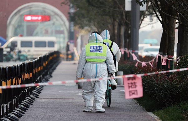 西安封城日記《江雪：長安十日》敘述，人和人相處如在孤島。圖為2021年12月22日爆發疫情的西安市劃定多個嚴控區。（STR / AFP）