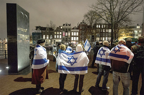 無論西安清零或納粹清除猶太人，政府皆不需任何司法程序，隨時可將人們趕出家園，集中到特定地方關押。圖為2010年11月9日，示威者在阿姆斯特丹遊行，以紀念1938年納粹在德國對猶太人實施的水晶之夜。（Marcel Antonisse / ANP / AFP）