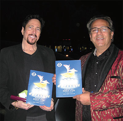 2022年1月15日晚，企業家Richard Hart（右）和公司副總裁Alan Platte觀看了神韻紐約藝術團在聖地亞哥北郡加州藝術中心的演出。（楊婕／大紀元）
