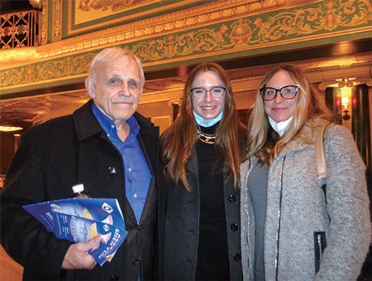 2022年1月15日，Alvin Tessmer攜女兒和外孫女，祖孫三代一起觀看了神韻世界藝術團在底特律歌劇院的演出。（滕冬育／大紀元） 