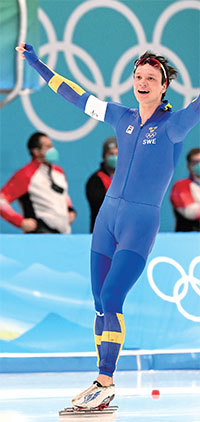 在北京冬奧會摘下兩面金牌的瑞典競速滑冰選手范德普爾說，讓中共這樣嚴重侵犯人權的國家舉辦奧運，是極度不負責任的行為。（Sebastien Bozon / AFP）