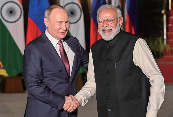  2021年12月6日，普京訪問印度，雙方簽署協議，允許印俄軍隊互相使用彼此的基地和後勤支持設施。這意味印俄已結為軍事盟友，其矛頭直指中共。（Money Sharma / AFP）