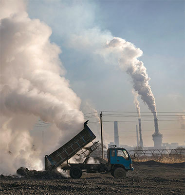作為全球最大的碳排放國家，中共積極參與碳減排，換取國際的巨額投資。圖為內蒙古一家未經授權的鋼鐵廠。（Kevin Frayer/Getty Images）