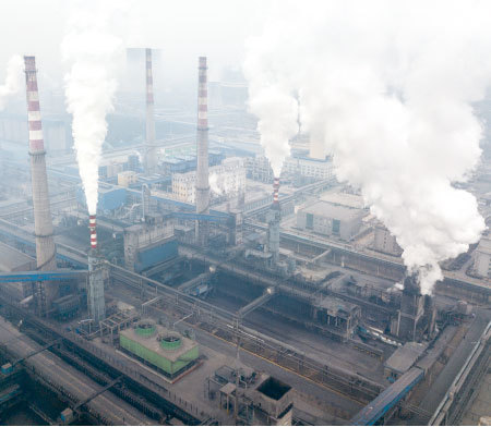 在碳排放權交易中，中國大陸得到的最大好處是，將獲得數千萬歐元的投資、得到歐洲投資技術。圖為2018年2月17日，陝西韓城鋼鐵廠排放的污染物。（Fred Dufour / AFP）