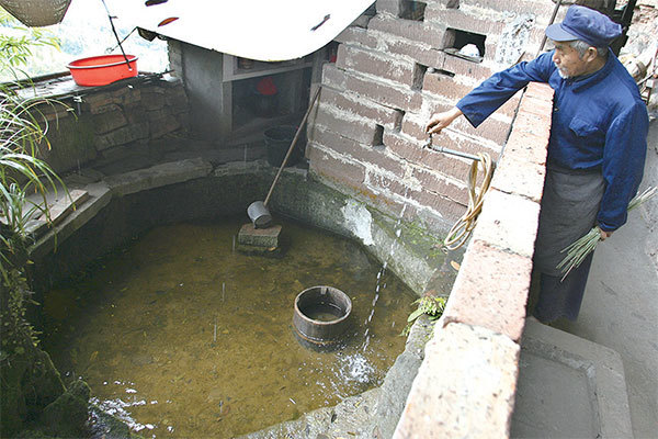中國大陸約有7億人的飲用水污染物含量超過了允許的水平，其中超過86％的農村人口只能獲得高度污染的水。（Liu Jin / AFP）