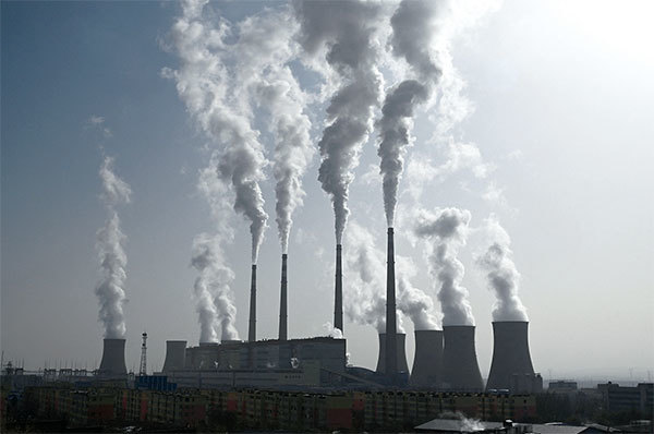 中國大陸做出減碳承諾之後，還在國內外興建了很多燃煤發電廠。圖為2021年，河北省張家口發電廠。（Greg Baker / AFP）
